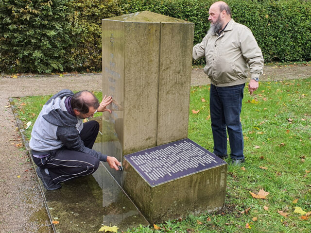 Reinigung der Gedenksteine auf dem Heldenhain